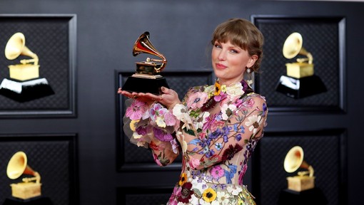 Taylor Swift kot prvi ženski nagrada brit za globalno ikono