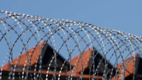 V zaporu na Dobu med postopkom pri enem od obsojencev poškodovana pravosodna policista