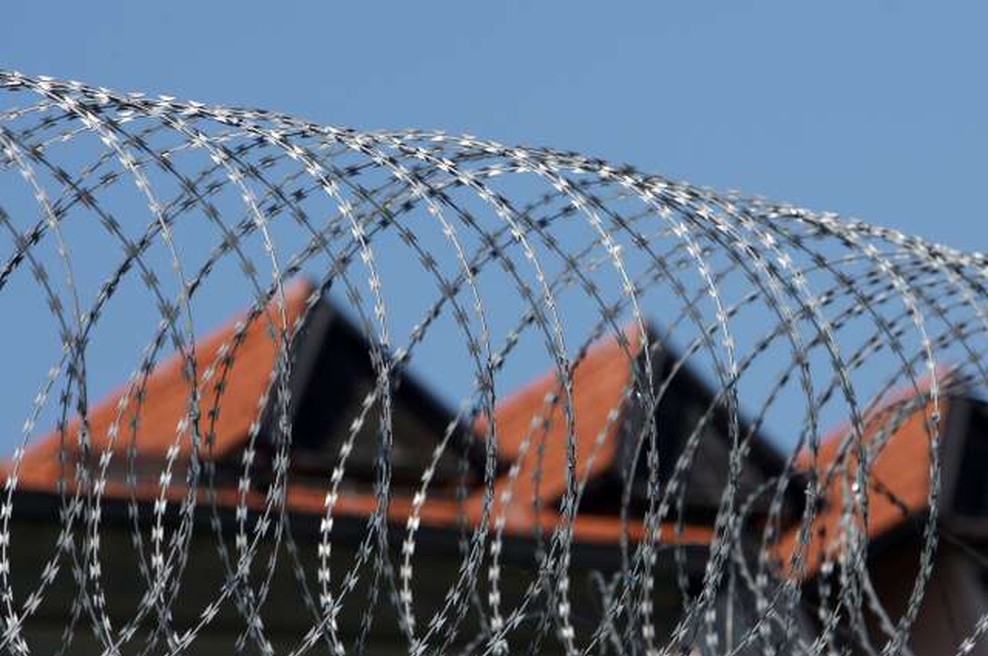 V zaporu na Dobu med postopkom pri enem od obsojencev poškodovana pravosodna policista (foto: Domen Grögl/STA)