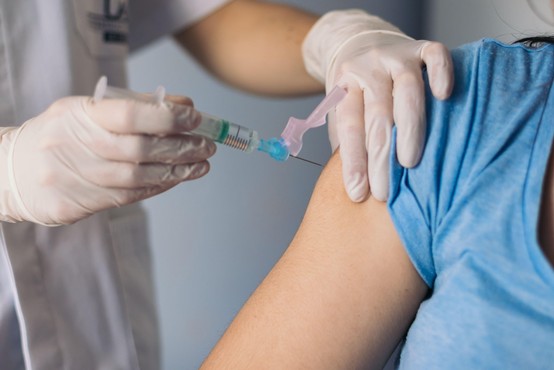 Krvni strdki po cepljenju z vektorskimi cepivi zelo redki