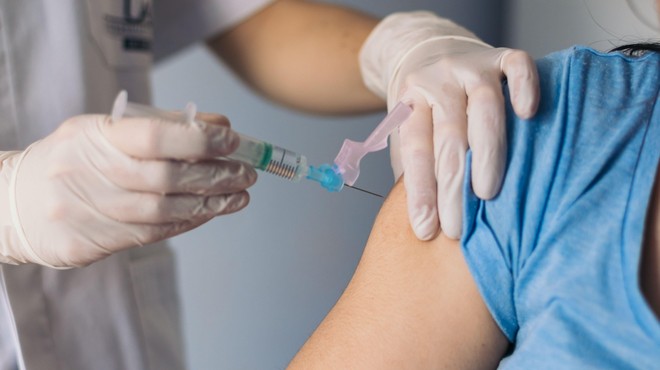 Krvni strdki po cepljenju z vektorskimi cepivi zelo redki (foto: Profimedia)