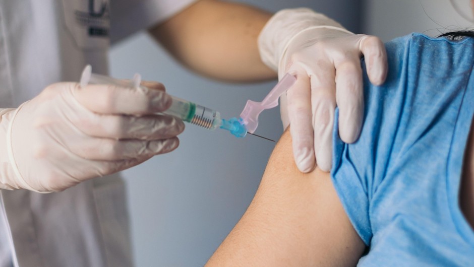 
                            Krvni strdki po cepljenju z vektorskimi cepivi zelo redki (foto: Profimedia)