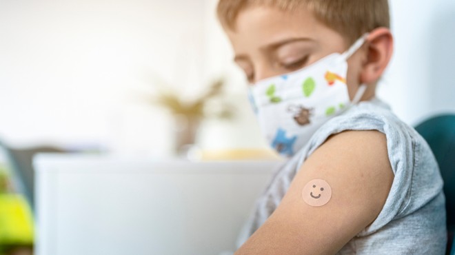 V ZDA odobrili uporabo cepiva Pfizer in BioNTech tudi za stare od 12 do 15 let (foto: Shutterstock)