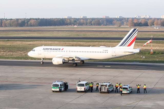 Popoln kaos v letalskem prometu: po vsem svetu se vrstijo zamude in odpovedi letov