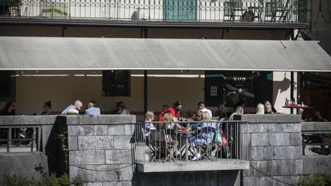Vlada podaljšuje dovoljen čas opravljanja gostinske dejavnosti