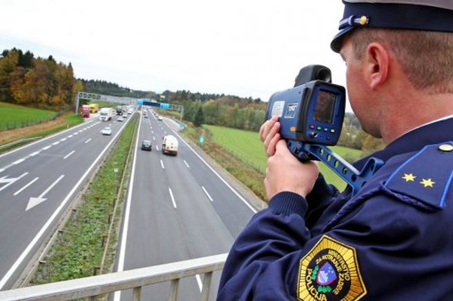 Divjanje po avtocesti: voznika prekoračila hitrost za več kot 70 kilometrov na uro