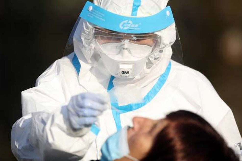 Manj kot petina okuženih s težjim potekom, PCR testi bi morali biti brezplačni (foto: Hina/STA)