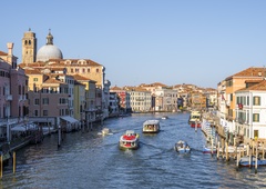 Pred začetkom poletne turistične sezone po evropskih državah rahljajo ukrepe