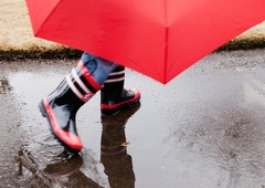 Nalivi že povzročajo težave v Pomurju, manjši vodotoki po državi lahko narastejo