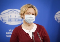 Bomo končno opustili nošenje mask v zaprtih prostorih? TO pravi Logarjeva