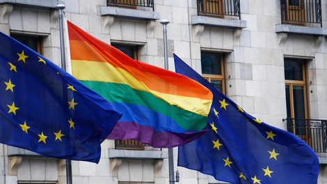 "Vsi ljudje se rodijo svobodni in imajo enako dostojanstvo in enake pravice"