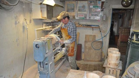 Zanimanje za obrt suhe robe ob pomanjkanju interesa mladih in strojni izdelavi vse bolj upada