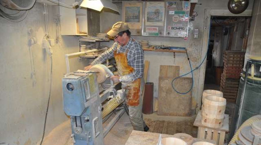 Zanimanje za obrt suhe robe ob pomanjkanju interesa mladih in strojni izdelavi vse bolj upada (foto: Aleš Kocjan/STA)