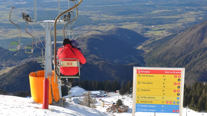Zaradi novega snega na Krvavcu ponovno zagnali naprave, za vikend bo smuka mogoča tudi na Kaninu (foto: Shutterstock)