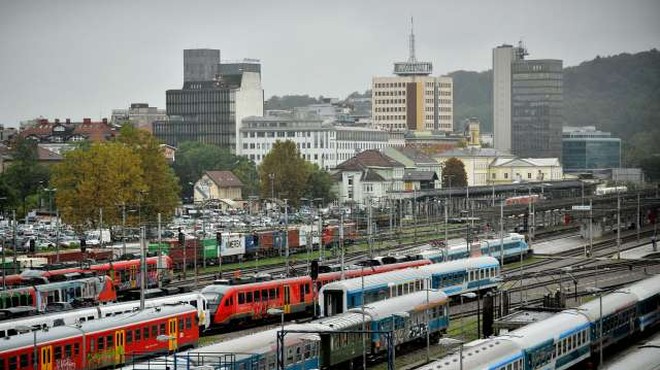 Avtobusi in vlaki lahko vozijo polno zasedeni (foto: Tamino Petelinšek/STA)