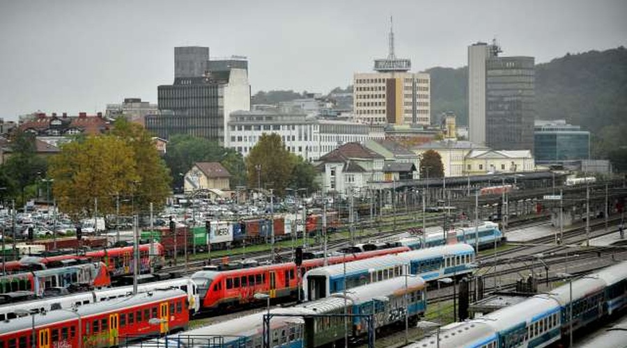 Avtobusi in vlaki lahko vozijo polno zasedeni (foto: Tamino Petelinšek/STA)