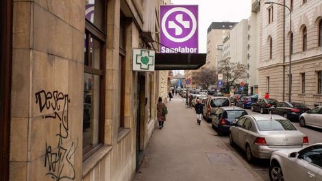 V nekaterih lekarnah naprodaj testi za samotestiranje na okužbo z novim koronavirusom