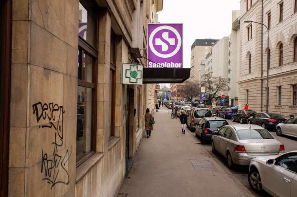 V nekaterih lekarnah naprodaj testi za samotestiranje na okužbo z novim koronavirusom (foto: Nebojša Tejić/STA)