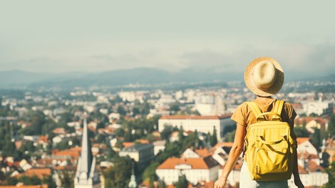 Dodatno sproščanje ukrepov ta teden ni predvideno, Slovenija ostaja v rumeni fazi