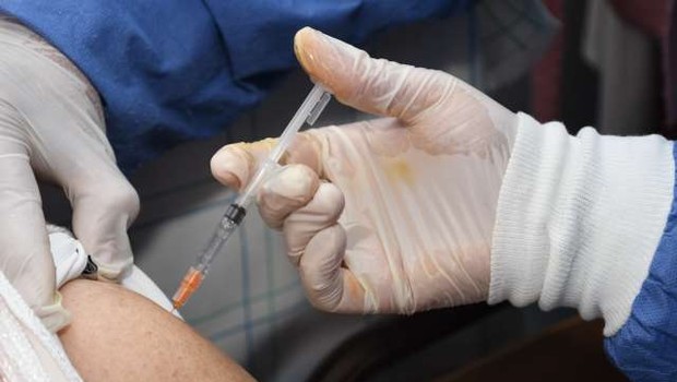 
                            Cepiva učinkovita proti vsem različicam, a daljša potovanja še niso varna (foto: Xinhua/STA)