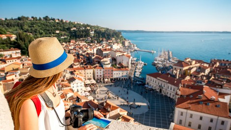 Slovenci spet počitnikujemo, od 26. aprila unovčili za 1,6 milijonv evrov turističnih bonov