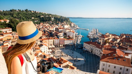 Slovenci spet počitnikujemo, od 26. aprila unovčili za 1,6 milijonv evrov turističnih bonov