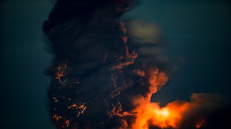 Eden najdejavnejših vulkanov na svetu, vulkan Njiragongo v Kongu, spet silovito izbruhnil