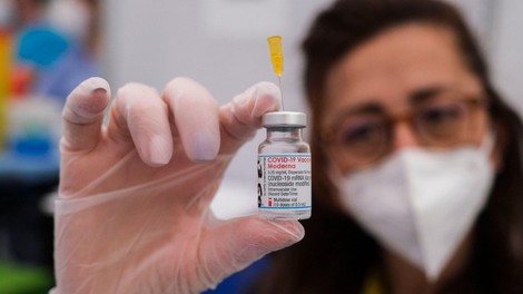 Raziskava: cepivi AstraZeneca in Pfizer/Biontech učinkoviti proti angleškem in indijskem sevu