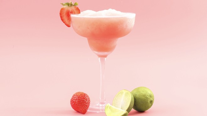 Zmrznjena tequila rosé ali tequila frosé (eden najbolj trendi koktajlov letošnje sezone) (foto: Sidera.si)