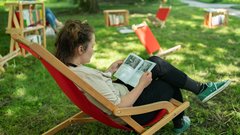 Knjižnica pod krošnjami vabi na brezplačno branje, listanje in uživanje