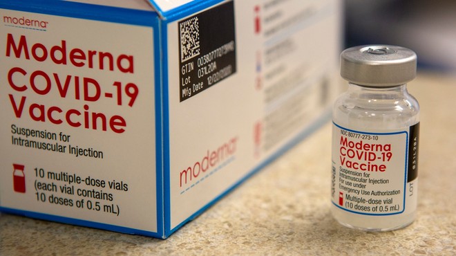 Moderna zatrjuje, da je cepivo proti covidu-19 pri najstnikih zelo učinkovito (foto: Profimedia)