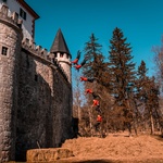 Dunking Devilsi za skoke z obzidja gradu Snežnik v ogromen kup sena (foto: Vita Orehek)