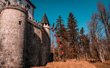 Dunking Devilsi za skoke z obzidja gradu Snežnik v ogromen kup sena