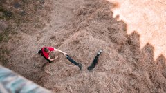 Dunking Devilsi za skoke z obzidja gradu Snežnik v ogromen kup sena