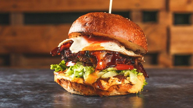 (VIDEO) Stavimo, da burger že ves čas uživate napačno (foto: Wolt Press)