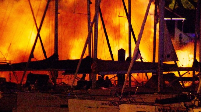 V marini Kaštela blizu Splita zagorele jahte, požar še gasijo (foto: profimedia)