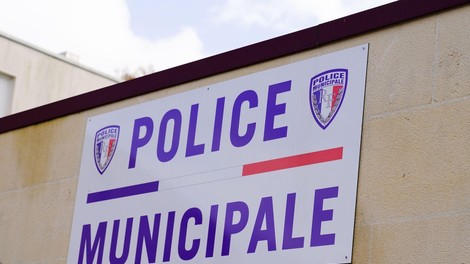 Francoska policija išče nasilneža, ki je streljal na nekdanjo partnerko in policiste