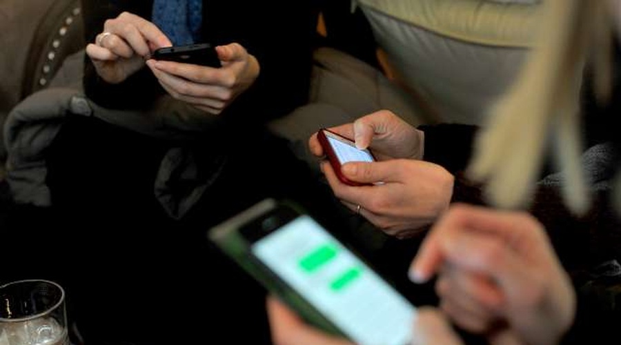 Pametni telefoni in prenosni računalniki ključni kanali za potrošnjo medijskih vsebin (foto: Tamino Petelinšek/STA)