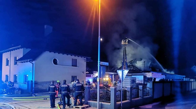 Ponoči požar izbruhnil v skladišču ene izmed trgovin na Vrhniki, nastalo za več deset tisoč evrov škode (foto: PGD Sinja Gorica)