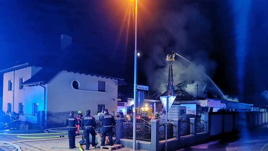 
                            Ponoči požar izbruhnil v skladišču ene izmed trgovin na Vrhniki, nastalo za več deset tisoč evrov škode (foto: PGD Sinja Gorica)