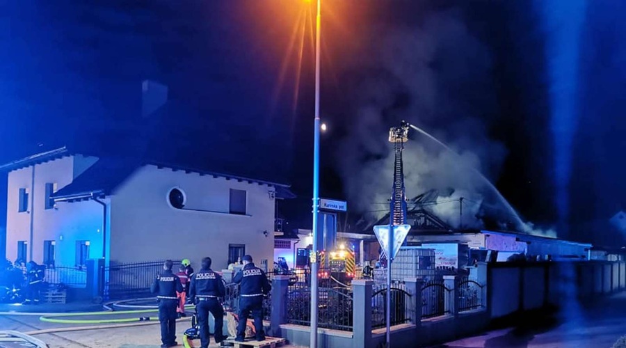 Ponoči požar izbruhnil v skladišču ene izmed trgovin na Vrhniki, nastalo za več deset tisoč evrov škode (foto: PGD Sinja Gorica)