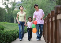 Kitajska dovolila parom tretjega otroka
