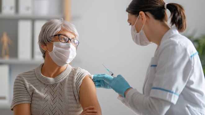 Po svetu za cepljenje proti covidu-19 ponujajo različne nagrade (foto: Profimedia)