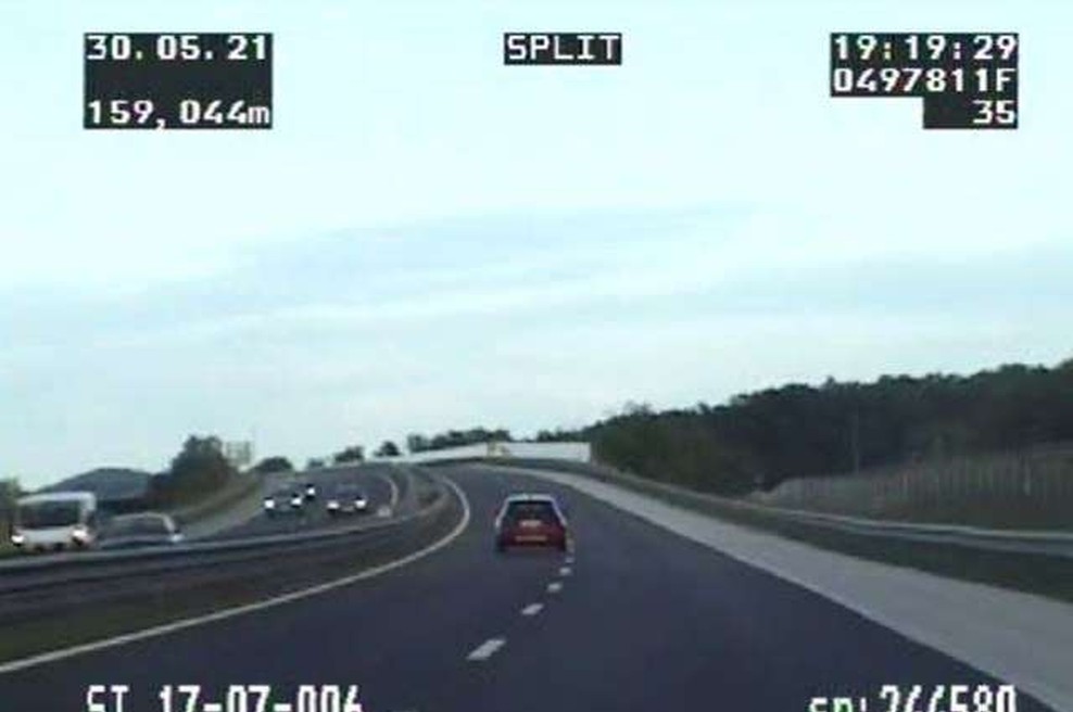Po avtocesti proti Gruškovju drvel 226 kilometrov na uro (foto: PU Maribor)