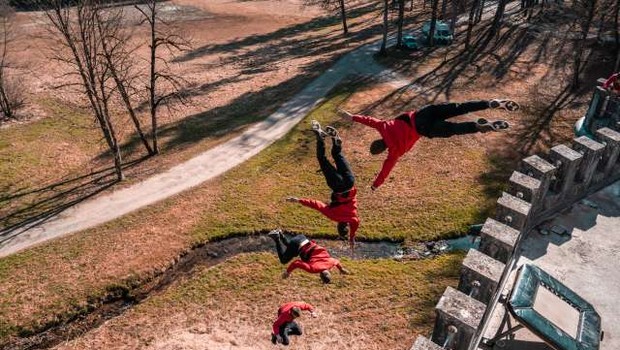 
                            Slovenska akrobatska skupina Dunking Devils poskrbela za nov vrtoglav in vratolomen podvig (foto: Vita Orehek)