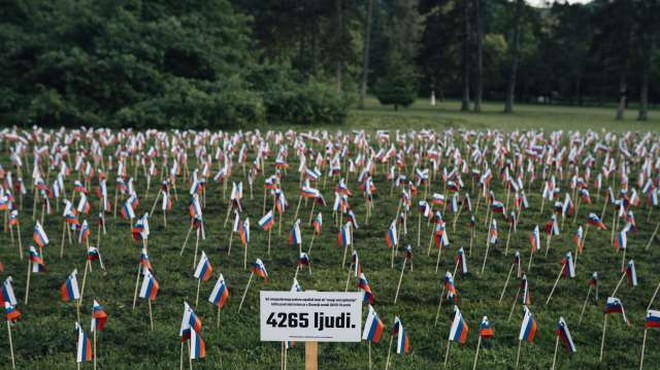 V Tivoliju 4265 slovenskih zastavic v spomin v zadnjem letu umrlim s covidom-19 (foto: Nik Jevšnik/STA)