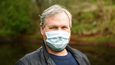 Delež pozitivnih PCR testov je v ponedeljek znašal 9,6 odstotka
