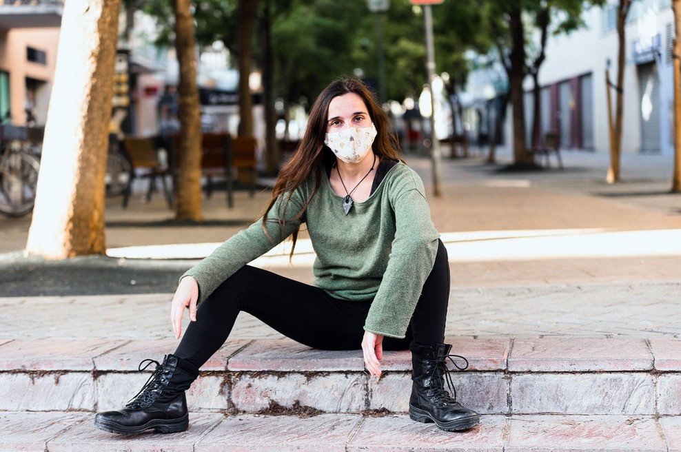 Zakaj cepljeni z dvema odmerkoma, ki ne rabijo več nositi maske, te VSEENO nosijo? (foto: profimedia)