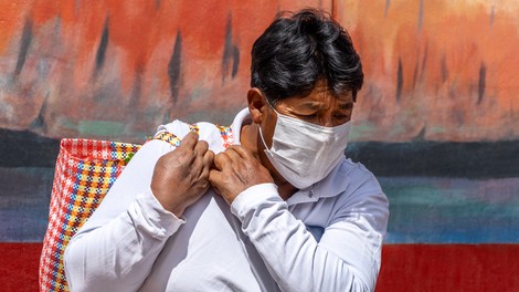Peru je po ponovni preučitvi podatkov več kot podvojil število smrtnih žrtev covida-19