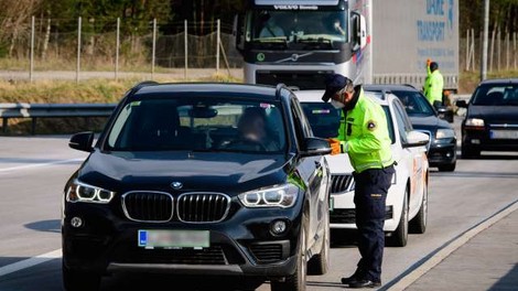 Ustavno sodišče: omejitev gibanja in prepoved zbiranja v neskladju z ustavo